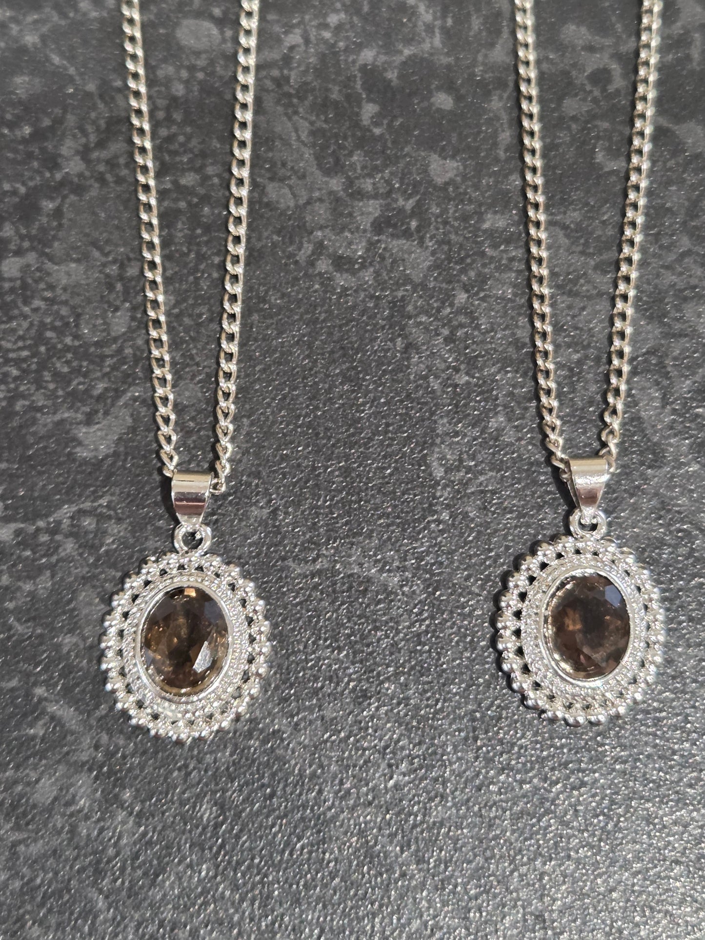 Smokey quartz pendant witn chain.