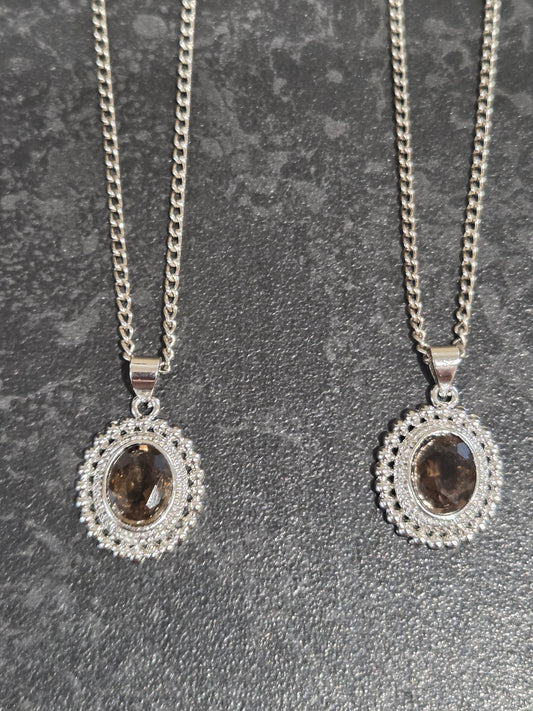 Smokey quartz pendant witn chain.