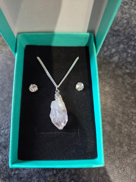 Handmade Raw Amethyst pendant 925 sterling silver chain.
Austrian crystal 925 sterling silver studs.